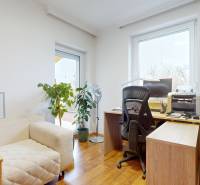 4-izbový samostatne stojaci dom s garážou | Podunajské Biskupice - Domáca pracovňa s pohovkou, stolom a podlahou s dreveným dekorom v rodinnom dome.