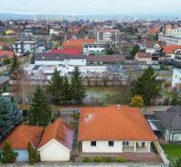 4-izbový samostatne stojaci dom s garážou | Podunajské Biskupice - Podunajské Biskupice na Jonatánovej ulici s rodinnými domami a zeleňou v pozadí.