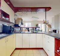 4-izbový samostatne stojaci dom s garážou | Podunajské Biskupice - Kuchyňa v rodinnom dome s dreveným dekorom a moderným vybavením.