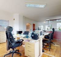 4-izbový samostatne stojaci dom s garážou | Podunajské Biskupice - Otvorený priestor s kancelárskym nábytkom, podlaha s dreveným dekorom, v rodinnom dome.