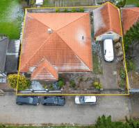 4-izbový samostatne stojaci dom s garážou | Podunajské Biskupice - Rodinný dom na Jonatánovej ulici v Bratislave - Podunajských Biskupiciach obklopený záhradou.