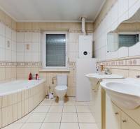 4-izbový samostatne stojaci dom s garážou | Podunajské Biskupice - Kúpeľňa s vaňou, toaletou a dvojitým umývadlom. Rodinný dom.