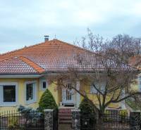 4-izbový samostatne stojaci dom s garážou | Podunajské Biskupice - Rodinný dom na Jonatánovej ulici v Bratislave - Podunajských Biskupiciach, so stromom vpredu.