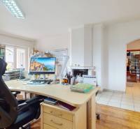 4-izbový samostatne stojaci dom s garážou | Podunajské Biskupice - Kancelária v rodinnom dome s podlahou s dreveným dekorom, stolom a stoličkou.