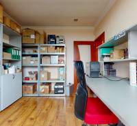 4-izbový samostatne stojaci dom s garážou | Podunajské Biskupice - Interiér rodinného domu s policami, kancelárskym stolom a podlahou s dreveným dekorom.