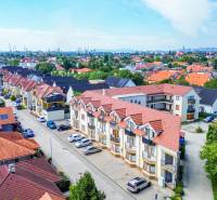 2iz byt v novostavbe s parkovaním | Podunajské Biskupice | 57m2 - Letecký pohľad na bytové domy na Perličkovej ulici v Bratislave - Podunajských Biskupiciach.