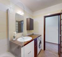 2iz byt v novostavbe s parkovaním | Podunajské Biskupice | 57m2 - Kúpeľňa s vaňou a práčkou, ktorá je súčasťou 2-izbového bytu.