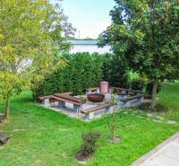 2iz byt v novostavbe s parkovaním | Podunajské Biskupice | 57m2 - Dvor na Perličkovej ulici v Bratislave - Podunajských Biskupiciach s posedením a ohniskom.