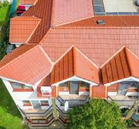 2iz byt v novostavbe s parkovaním | Podunajské Biskupice | 57m2 - Červené strechy rezidenčných domov na ulici Perličková, Bratislava - Podunajské Biskupice.