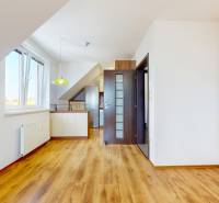 2iz byt v novostavbe s parkovaním | Podunajské Biskupice | 57m2 - 2-izbový byt s podlahou s dreveným dekorom a vstavanou kuchyňou.
