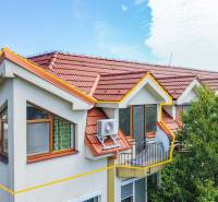 2iz byt v novostavbe s parkovaním | Podunajské Biskupice | 57m2 - Exteriér budovy s balkónmi a sedlovou strechou na Perličkovej v Bratislave.