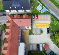 2iz byt v novostavbe s parkovaním | Podunajské Biskupice | 57m2 - Strešná krajina v Bratislave - Podunajských Biskupiciach so zaparkovanými autami na Perličkovej ulici.