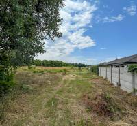 Stavebný pozemok pre RD | všetky podklady | 528 m² |Bernolákovo - Pozemok na bývanie v Bernolákove na Poľnej, obklopený prírodou a zástavbou.