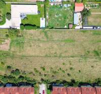 Stavebný pozemok pre developerov | 4205 m² | Miloslavov - Letecký pohľad na developerské pozemky v Miloslavove na Slnečnej ulici, vhodné pre stavbu.