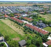 Stavebný pozemok pre developerov | 4205 m² | Miloslavov - Letecký pohľad na rezidenčnú oblasť a developerské pozemky na Slnečnej ulici v Miloslavove.