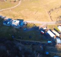 Pozemok v obci Župkov, o výmere 3910 m2, okres Žarnovica - Letecký pohľad na Rekreačné pozemky v Župkove, domy a prírodná scenéria.