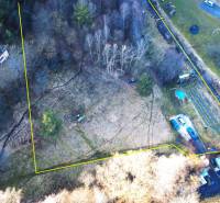 Pozemok v obci Župkov, o výmere 3910 m2, okres Žarnovica - Rekreačné pozemky v Župkove so stromami a vozidlami na zelenej ploche.