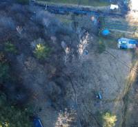 Pozemok v obci Župkov, o výmere 3910 m2, okres Žarnovica - Letecký pohľad na rekreačné pozemky v Župkove obklopené hustými stromami.