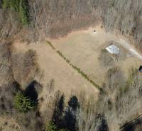 Pozemok v katastrálnom území obce Kľak, o rozlohe 2002 m2 - Letecký pohľad na rekreačné pozemky v Kľaku obklopené lesom a lúkami.