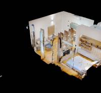 | Butiková 1,5i rezidencia s balkónom | Historická mestská - 3D pôdorys 2-izbového bytu s podlahou s dreveným dekorom a zariadením.