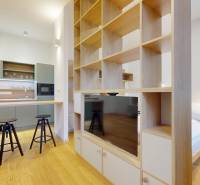 | Butiková 1,5i rezidencia s balkónom | Historická mestská - Svetlá kuchyňa s barom v 2-izbovom byte s podlahou s dreveným dekorom.