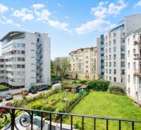 | Butiková 1,5i rezidencia s balkónom | Historická mestská - Výhľad z balkóna na obytné budovy a záhrady na Šancovej ulici v Bratislave - Historické jadro.