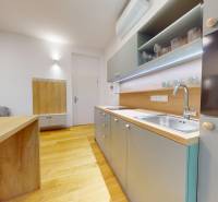 | Butiková 1,5i rezidencia s balkónom | Historická mestská - Kuchyňa v 2-izbovom byte s podlahou s dreveným dekorom a vstavanými spotrebičmi.