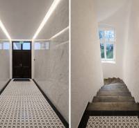 | Butiková 1,5i rezidencia s balkónom | Historická mestská - Chodba so vzorovanou dlažbou a schodisko s oknom v 2-izbovom byte.