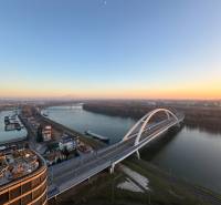 | E2Tower | 20.poschodie | 2i byt | panoramatický výhľad |  - Most cez Dunaj v Bratislave, výhľad z Pribinovej na západ slnka.