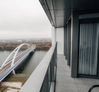 | E2Tower | 20.poschodie | 2i byt | panoramatický výhľad |  - Výhľad na most a rieku z balkóna v Bratislave na Pribinovej ulici, 2-izbový byt.