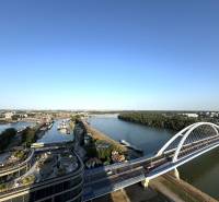 | E2Tower | 20.poschodie | 2i byt | panoramatický výhľad |  - Výhľad na rieku a most v Bratislave z 2-izbového bytu na Pribinovej ulici.