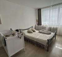 NA PREDAJ ŠTÝLOVÝ 2- IZBOVÝ BYT, 50m2, SÍDLISKO 2, PREŠOV - Spálňa v 2-izbovom byte s postieľkou, posteľou a komodou, podlaha s dreveným dekorom.