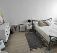 NA PREDAJ ŠTÝLOVÝ 2- IZBOVÝ BYT, 50m2, SÍDLISKO 2, PREŠOV - Spálňa v 2-izbovom byte so svetlým nábytkom a podlahou s dreveným dekorom.