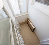 VEĽKÝ ZARIADENÝ 2IB PO KOMPLETNEJ REKONŠTRUKCII - Balkón so sklápacími dverami a dlažbou v 2-izbovom byte.