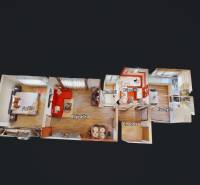 VEĽKÝ ZARIADENÝ 2IB PO KOMPLETNEJ REKONŠTRUKCII - 3D pôdorys 2-izbového bytu s izbou, kuchyňou, kúpeľňou a podlahou s dreveným dekorom.