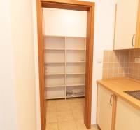 Luxusný 2-izbový byt + 2 balkóny, 73 m², garážové státie, Ružinov - Kuchyňa v 2-izbovom byte s poličkami a dlažbou, skrinky s dreveným dekorom.