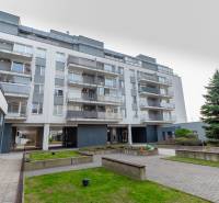 Luxusný 2-izbový byt + 2 balkóny, 73 m², garážové státie, Ružinov - Bytový komplex na Hrachovej ulici v Bratislave - Ružinove s vonkajším priestorom a stromami.