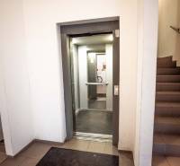 Luxusný 2-izbový byt + 2 balkóny, 73 m², garážové státie, Ružinov - Schodisko a otvorený výťah v bytovom dome na Hrachovej ulici v Bratislave, Ružinov.