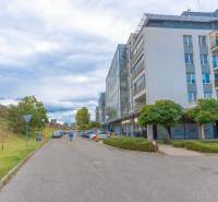 Luxusný 2-izbový byt + 2 balkóny, 73 m², garážové státie, Ružinov - Ulica Hrachová v Bratislave - Ružinove s modernou architektúrou a parkovaním pred budovou.