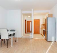 Luxusný 2-izbový byt + 2 balkóny, 73 m², garážové státie, Ružinov - Kuchyňa a jedáleň s podlahou s dreveným dekorom v 2-izbovom byte.