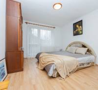 RD s VEĽKÝM POZEMKOM V SRDCI PRÍRODY, Tŕstie - Svetlá spálňa v rodinnom dome s podlahou s dreveným dekorom a veľkou posteľou.