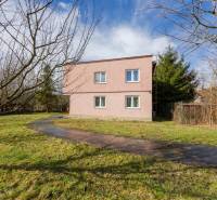 RD s VEĽKÝM POZEMKOM V SRDCI PRÍRODY, Tŕstie - Dvojpodlažný rodinný dom v Tŕstí obklopený záhradou s trávnikom a stromami.