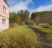 RD s VEĽKÝM POZEMKOM V SRDCI PRÍRODY, Tŕstie - Rodinný dom v Tŕstí s cestou a autom v záhrade na slnečnom pozemku.