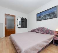 RD s VEĽKÝM POZEMKOM V SRDCI PRÍRODY, Tŕstie - Spálňa s podlahou s dreveným dekorom v rodinnom dome, so zdobeným obrazom na stene.