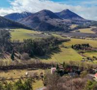 RD s VEĽKÝM POZEMKOM V SRDCI PRÍRODY, Tŕstie - Z Tŕstia vidno rodinný domy s malebnou horskou krajinou.