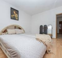 RD s VEĽKÝM POZEMKOM V SRDCI PRÍRODY, Tŕstie - Spálňa v rodinnom dome s podlahou s dreveným dekorom, pohodlná posteľ a obraz na stene.