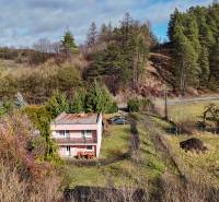 RD s VEĽKÝM POZEMKOM V SRDCI PRÍRODY, Tŕstie - Rodinný dom v Tŕstí obklopený zeleňou a blízkymi lesmi.