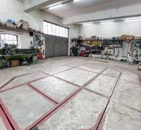 4-izbový podkrovný byt s nebytovým priestorom v obci Pavlice - Dielňa v rodinnom dome s náradím a strojmi.