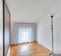 4-izbový podkrovný byt s nebytovým priestorom v obci Pavlice - Izba v rodinnom dome s podlahou s dreveným dekorom a skrinkou.