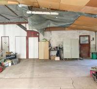 4-izbový podkrovný byt s nebytovým priestorom v obci Pavlice - Interiér rodinného domu s rozľahlým priestorom, odloženými vecami a cementovou podlahou.